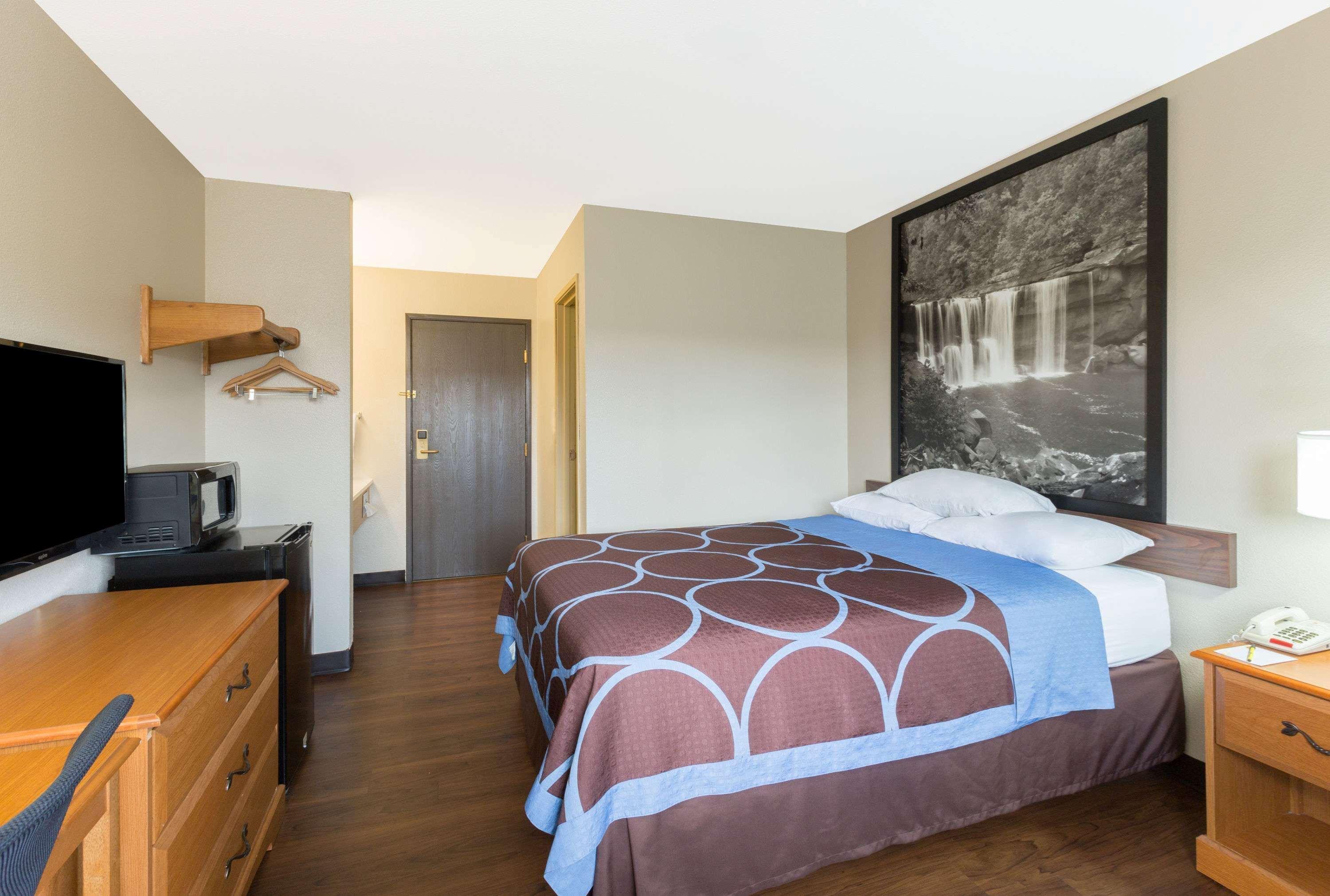 Super 8 By Wyndham Radcliff Ft. Knox Area Hotel Bagian luar foto