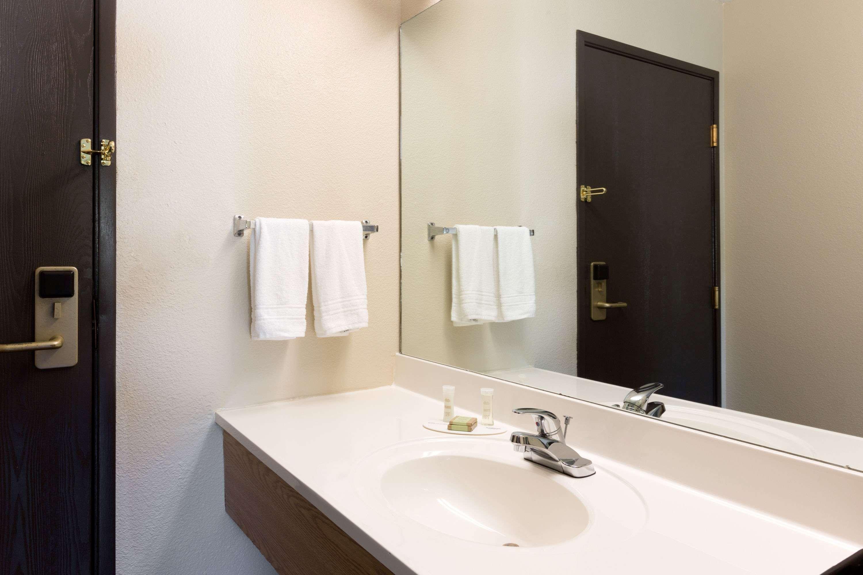 Super 8 By Wyndham Radcliff Ft. Knox Area Hotel Bagian luar foto