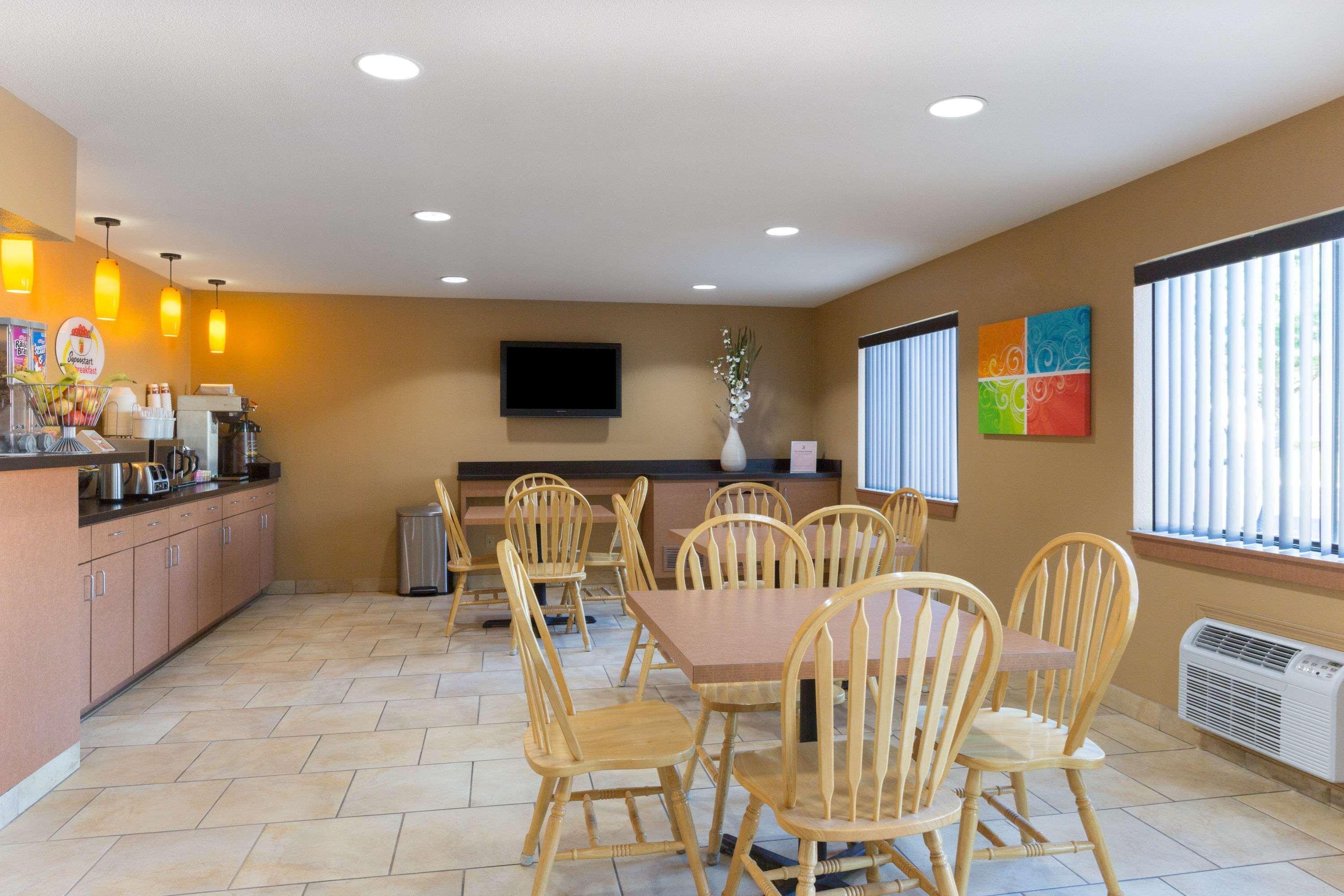 Super 8 By Wyndham Radcliff Ft. Knox Area Hotel Bagian luar foto