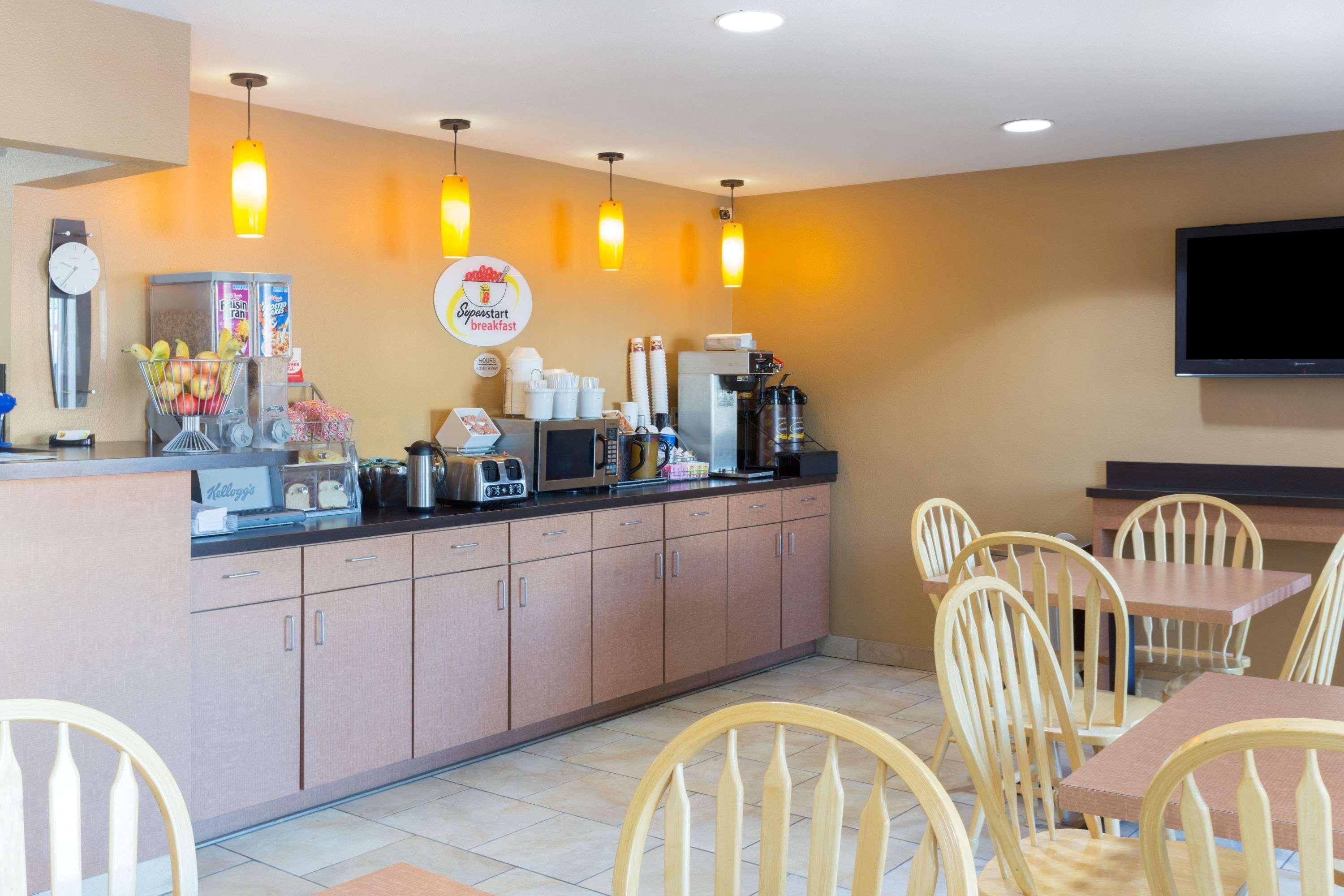 Super 8 By Wyndham Radcliff Ft. Knox Area Hotel Bagian luar foto