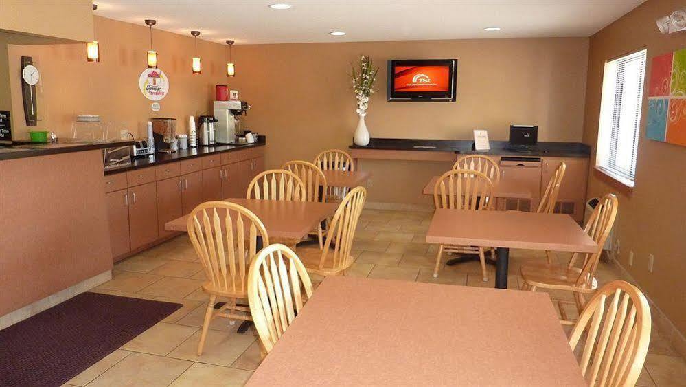 Super 8 By Wyndham Radcliff Ft. Knox Area Hotel Bagian luar foto